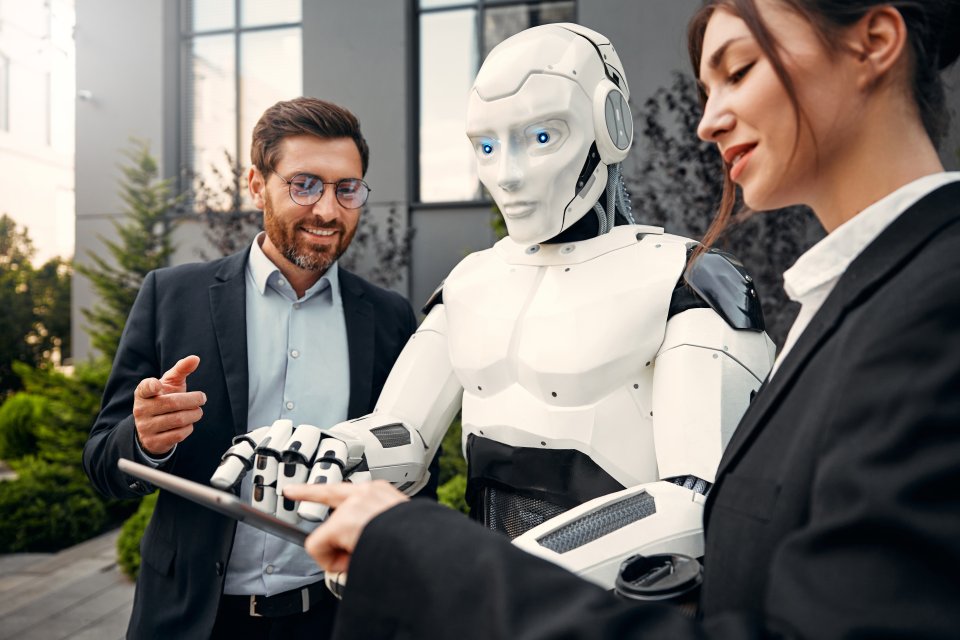 robot-with-businessmen-on-the-street-near-the-build robot-with-businessmen-on-the-street-near-the-build