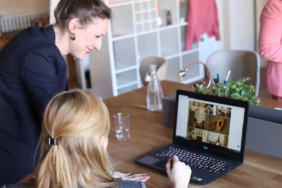 she-works-for-an-it-company-featured-image she-works-for-an-it-company-featured-image