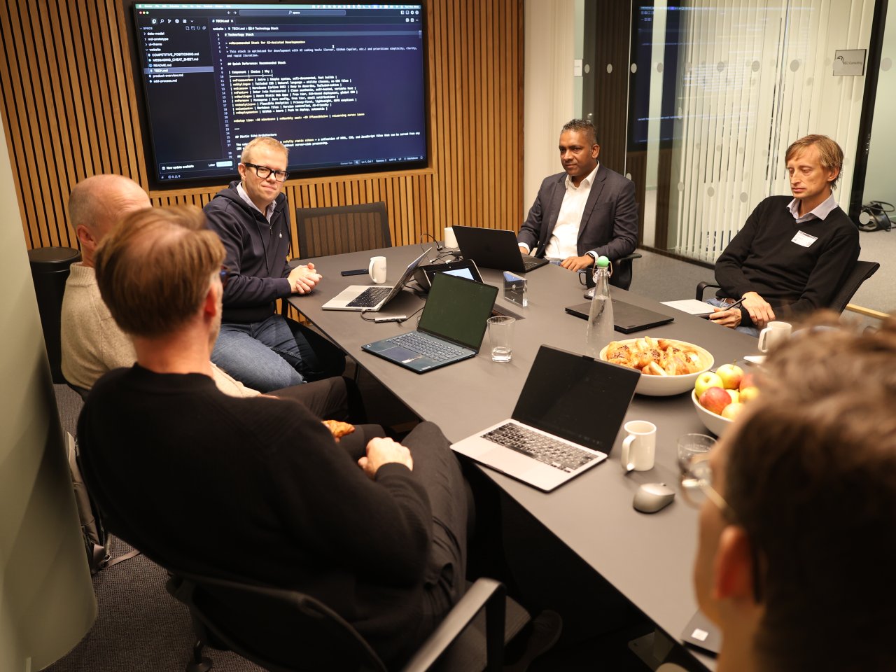 Folks om sitter rundt et bord og diskuterer