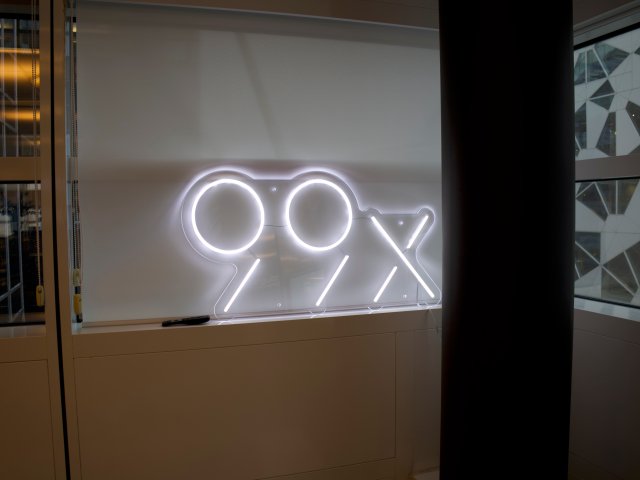 99x logo i vinduskarmen på kontoret 99x logo i vinduskarmen på kontoret