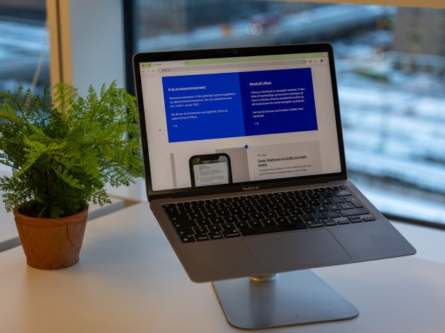 Laptop som viser nettsiden nkom.no Laptop som viser nettsiden nkom.no