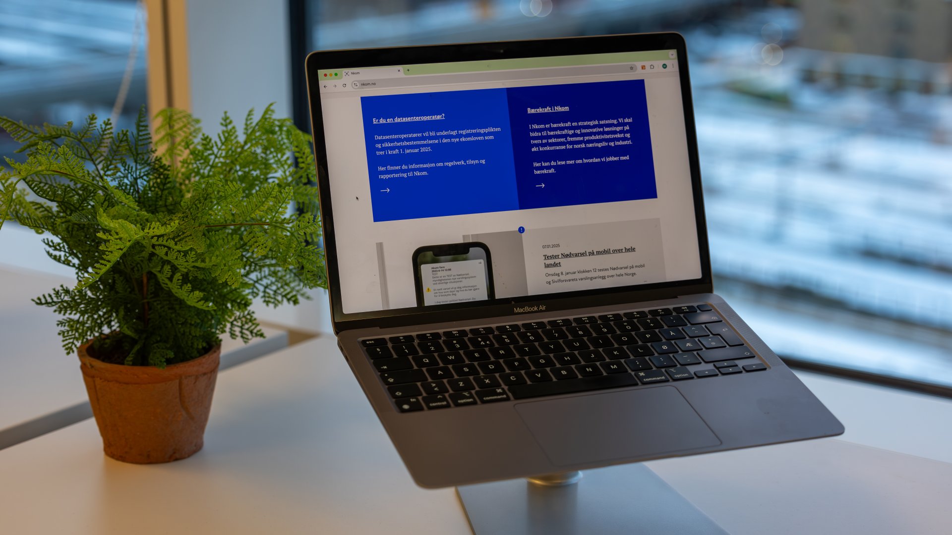 Laptop som viser nettsiden nkom.no Laptop som viser nettsiden nkom.no