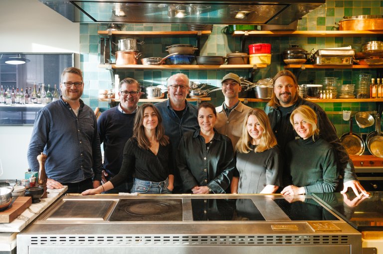 folk som står sammen på et kjøkken