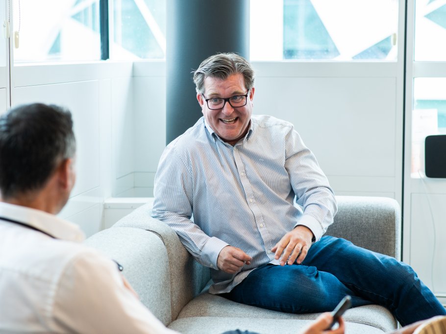 To personer som sitter i sofaen. 