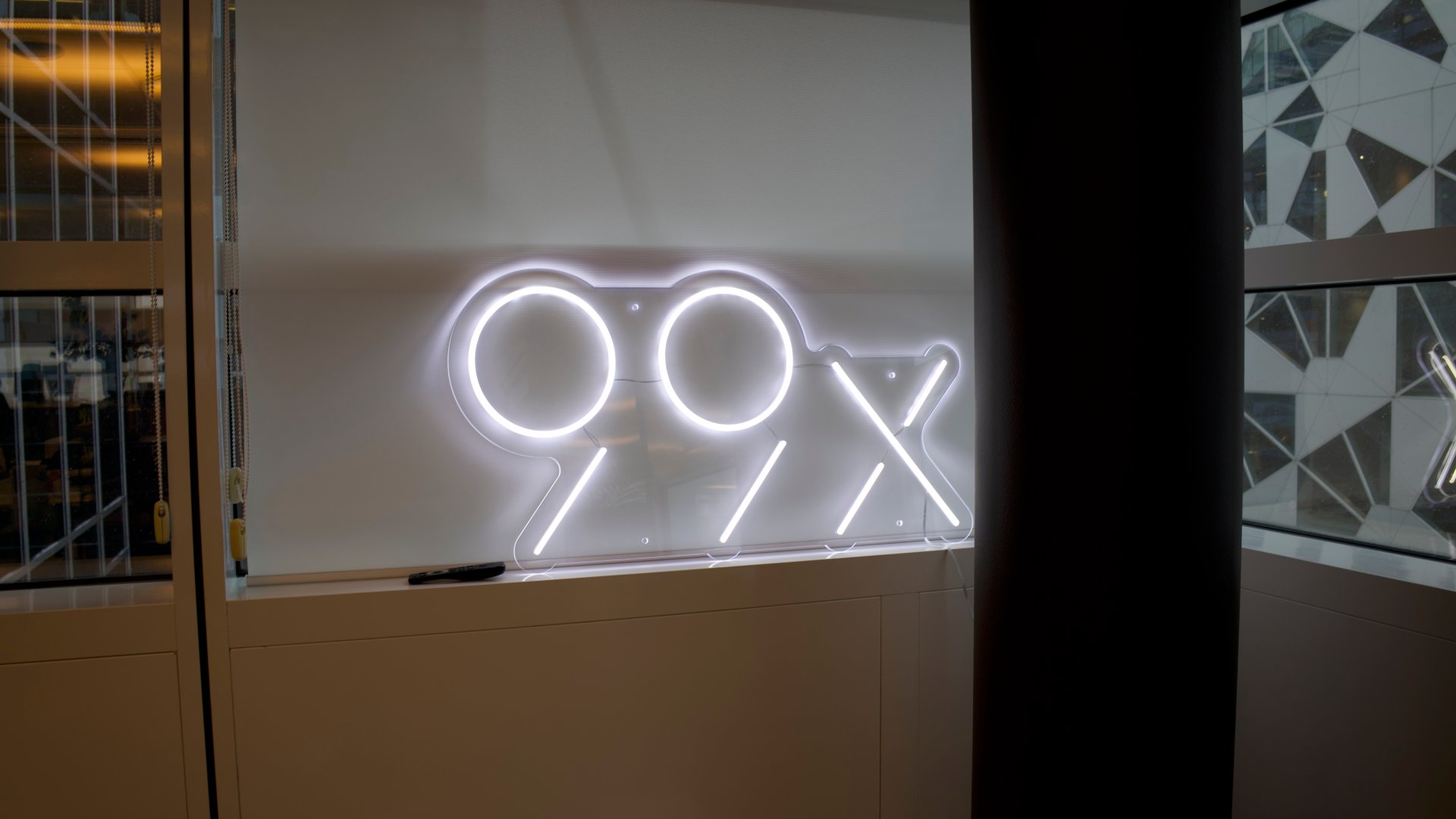 99x logo i vinduskarmen på kontoret 