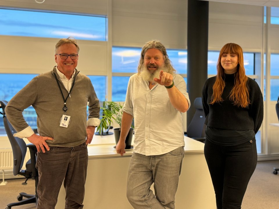 99x og Lær kidsa koding inngår avtale. Eiliv Mæhle Liljevik i 99x, Torgeir Waterhouse og Mari Kisfoss i Lær kidsa koding 99x og Lær kidsa koding inngår avtale. Eiliv Mæhle Liljevik i 99x, Torgeir Waterhouse og Mari Kisfoss i Lær kidsa koding