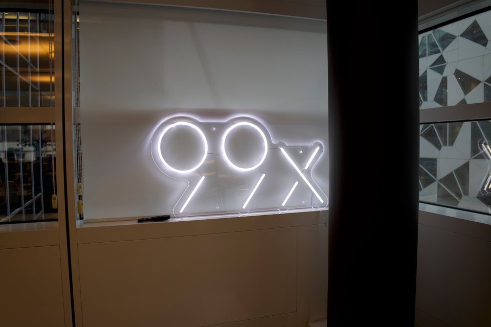 99x logo i vinduskarmen på kontoret 99x logo i vinduskarmen på kontoret